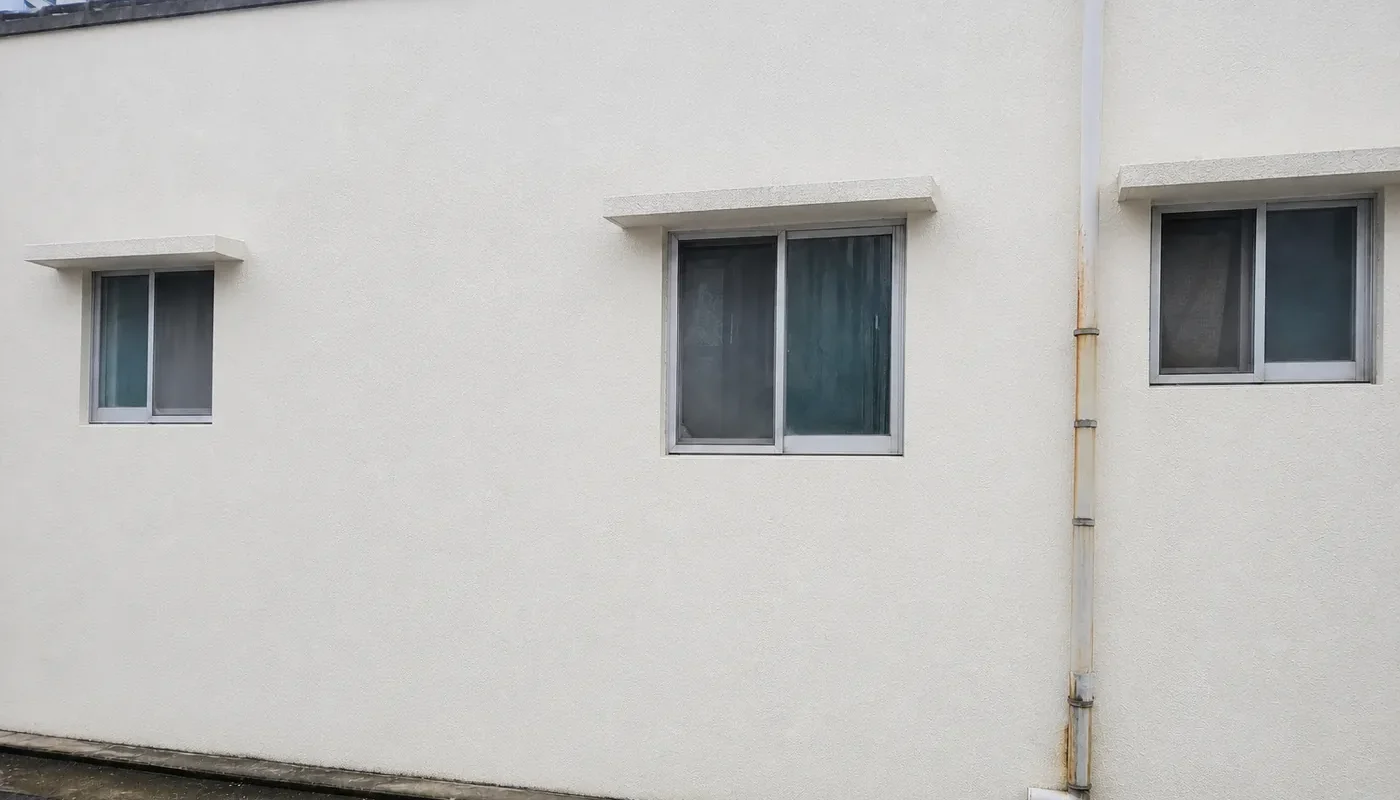 외벽 크랙·백화, 왜 생기고 어떻게 보수할까